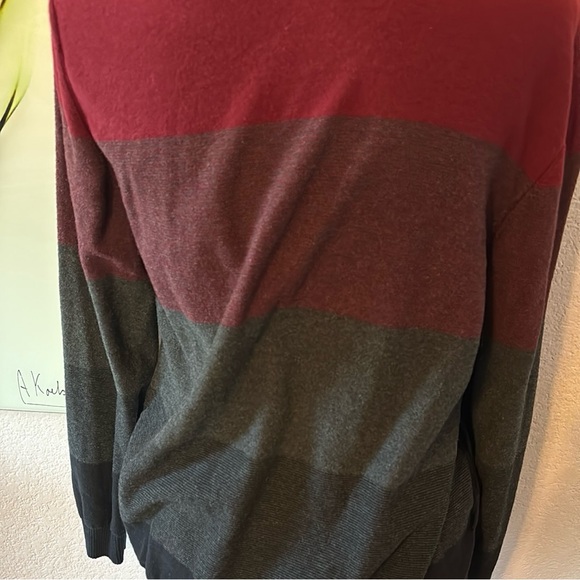 Sweater size medium - Picture 4 of 6